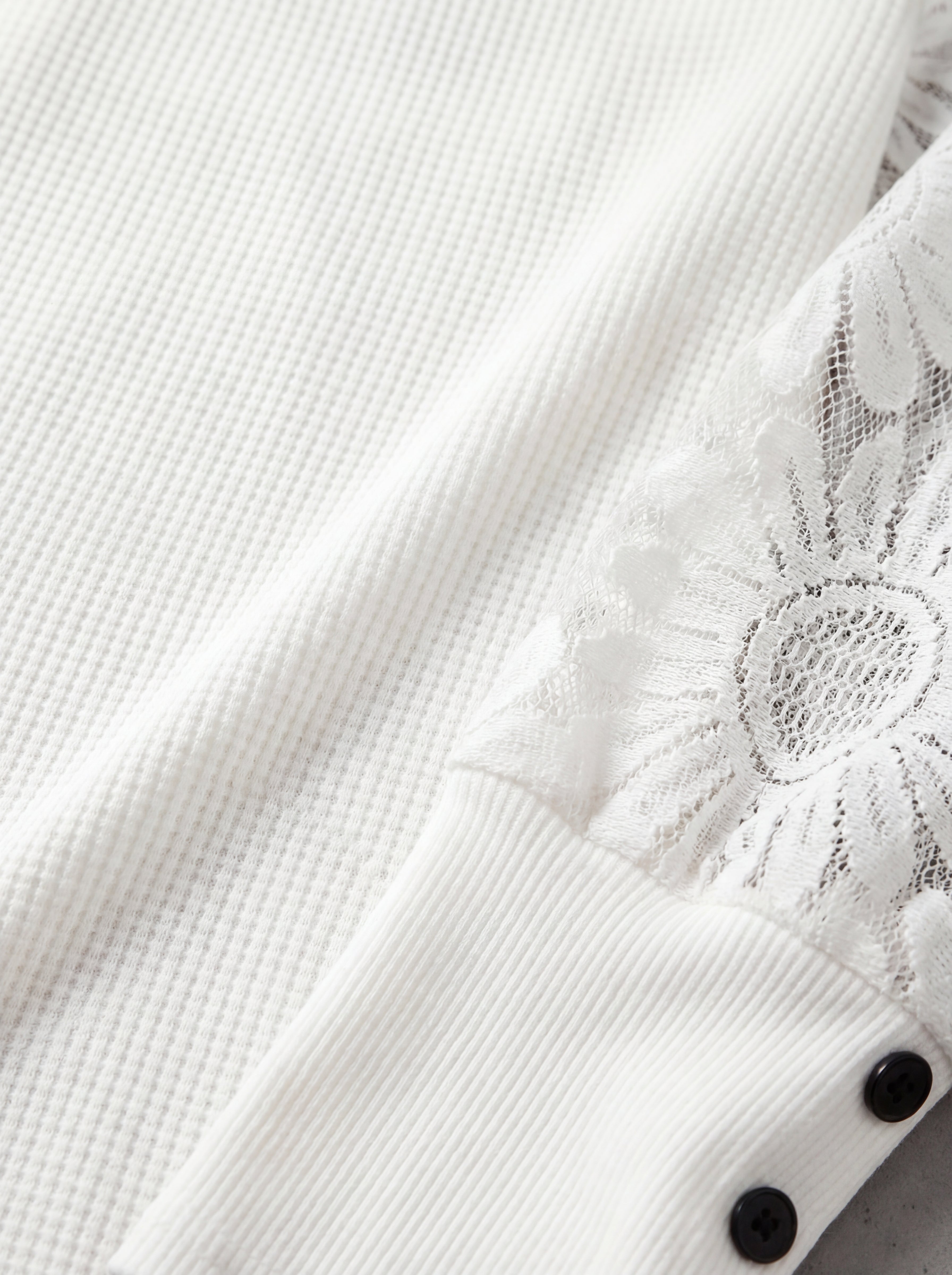 Mette | Women's Decorative Sleeve Button-Detail Blouse